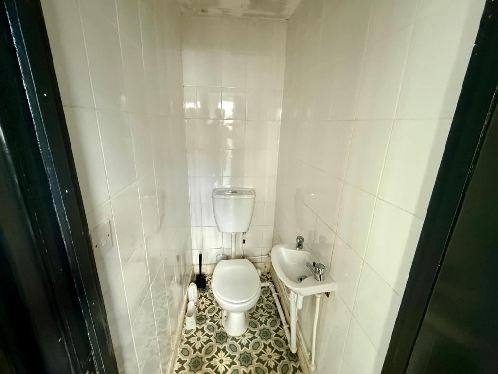 Lot: 65 - FIVE-BEDROOM HOUSE OF MULTIPLE OCCUPATION - W.C.